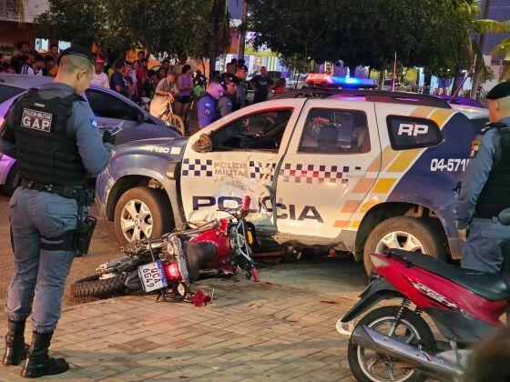 Motociclista empina moto, colide contra viatura da PM e quase atinge policiais