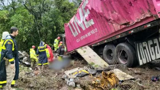 Nove membros de equipe de remo morrem após carreta tombar sobre van 