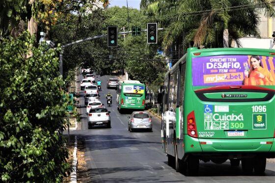 Jovem é atacada com golpe de pé de cabra por desconhecido em ponto de ônibus 