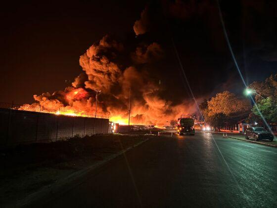 Incêndio destrói depósito de fábrica de reciclagem em Cuiabá 