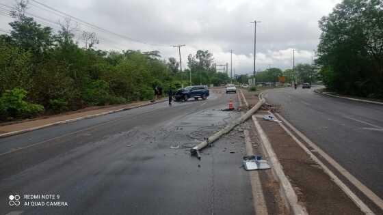 Idosa passa mal e colide contra poste de energia em avenida de VG 