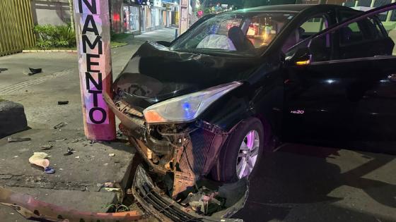 Motorista embriagado colide contra poste em Cuiabá.