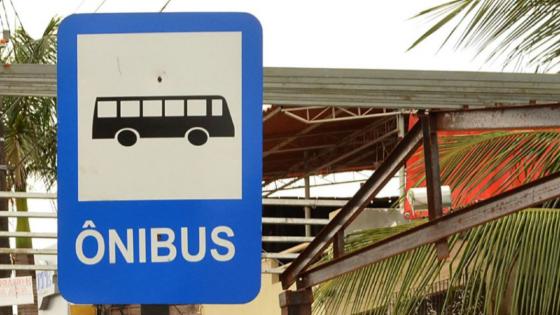 Mulher é esfaqueada em ponto de ônibus em Cuiabá.