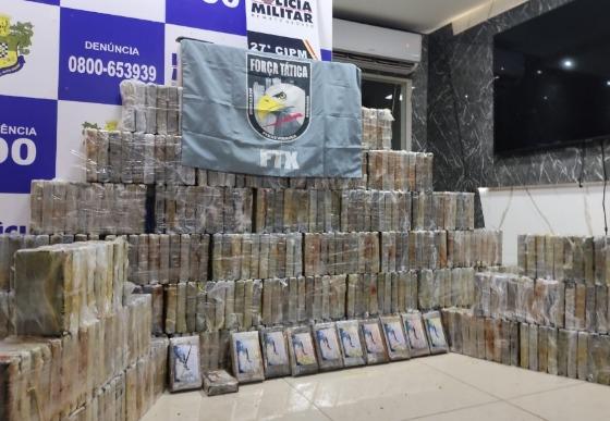 Caminhoneiro é preso com mais de 500 kg de cocaína escondidos em carga de farelo 