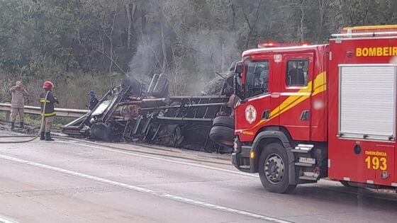 Caminhoneiro morre após carreta tombar e pegar fogo 