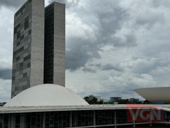 Alianças e acomodações superam antagonismos ideológicos na política brasileira