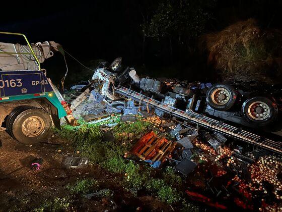 Motorista morre após carreta tombar na Serra de São Vicente 