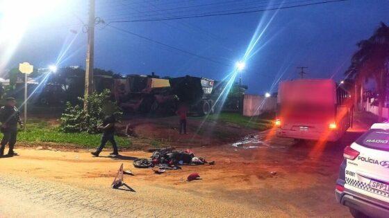 Motociclista morre atropelada por ônibus durante conversão 