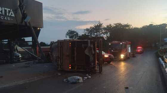 Motorista fica preso às ferragens após caminhão de lixo tombar em avenida de VG