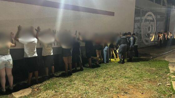 Jovens e adolescentes são flagrados bebendo e usando drogas em Centro Cultural de Cuiabá 