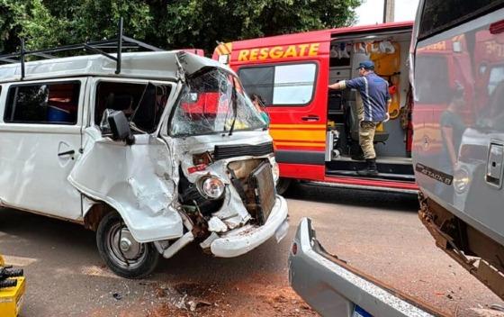 Kombi colide na traseira de micro-ônibus e deixa adolescente ferido