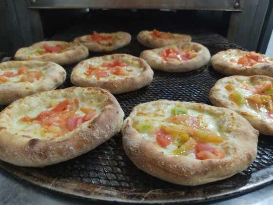 Pizzaiola e entregador compram pizzaria onde trabalhavam e iniciam sonho do próprio negócio em VG