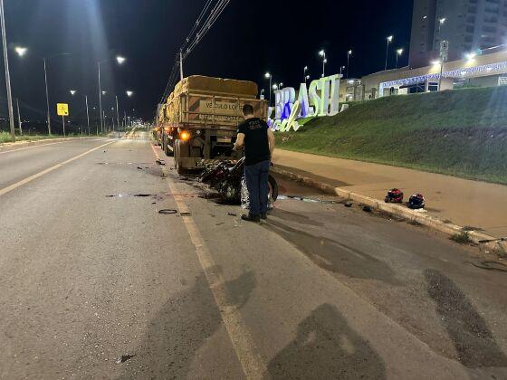 Jovem morre ao colidir moto em caminhão parado em Cuiabá 