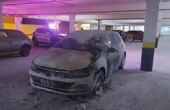 Homem é flagrado ateando fogo em carro estacionado em supermercado 