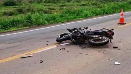 Motociclista morre após invadir contramão e bater de frente com caminhão 