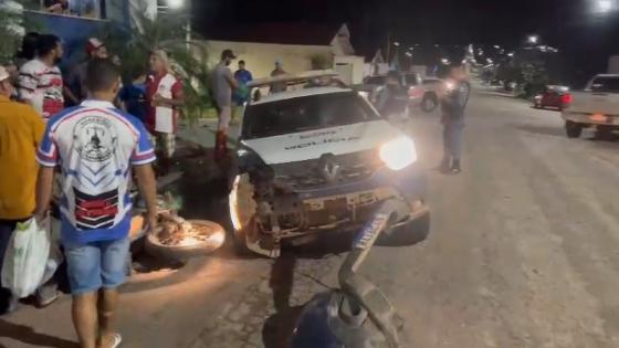 Viatura da PM fica destruída após colidir com outros veículos durante perseguição.
