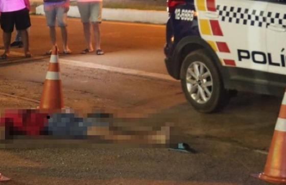 Adolescente é morto e jovem é baleada por dupla em motocicleta 