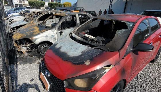 Incêndio destrói veículos em garagem; proprietário diz que foi criminoso 