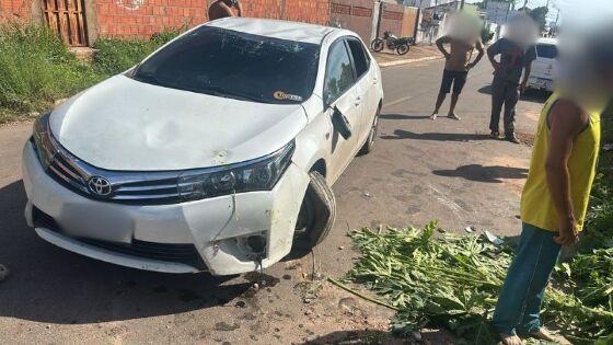 Motorista foge após capotar carro em bairro de VG