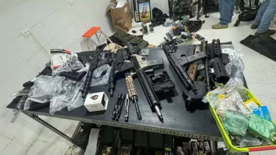 Polícia descobre "bunker" com mais de 150 armas em fundo falso de guarda-roupa