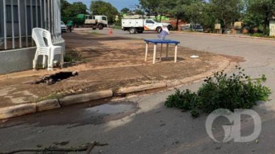 Chuva forte em Cuiabá causa estragos e cachorro morre eletrocutado.