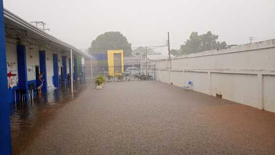 Chuva deixa escola estadual reformada completamente alagada em VG