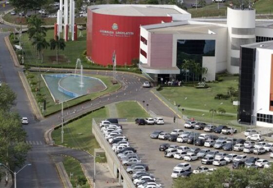 Bebê de 10 meses morre após tia perder o controle de carro e bater em placa de sinalização na AL/MT