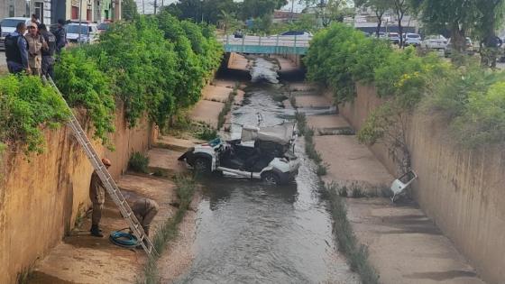 Mulher tenta desviar de poste e cai em córrego de Cuiabá.