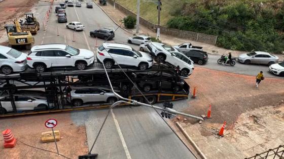 Caminhão cegonha derruba semáforo e trânsito na Avenida Miguel Sutil fica congestionado.