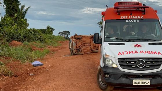 Homem morre após desviar de cachorro e capotar carro.