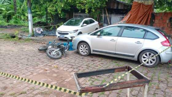 Homem é assassinado a tiros em frente à própria casa.