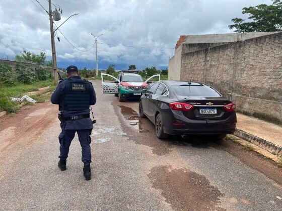 Carro roubado é recuperado por GMs na região do José Carlos Guimarães em VG 