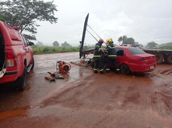 Motorista morre preso às ferragens após colidir na traseira de carreta 