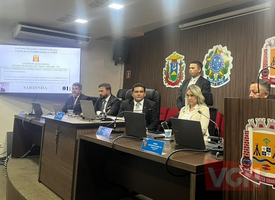 Eles querem anular a revogação da Lei Complementar Municipal n. 5.318/2024, que distribuía para todos os vereadores 46 cargos com salários de R$ 5 mil