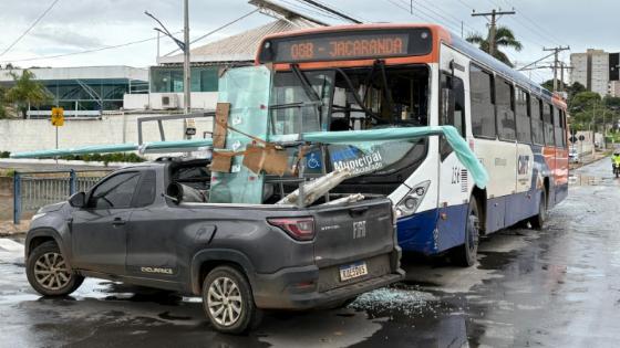 Ônibus intermunicipal colide com picape em Cuiabá; menor é socorrido.