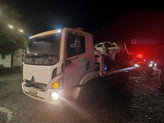 Policiais militares ficam feridos após caminhonete capotar na estrada de Chapada dos Guimarães 