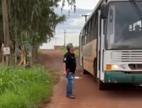 Polícia aborda ônibus e captura foragido da Justiça por crime de estupro 