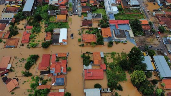 Cidades de MT ficam submersas após chuvas intensas.