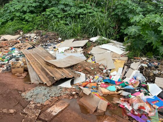 Descarte irregular de lixo no bairro Carrapicho persiste por mais de quatro anos e gera revolta aos moradores.