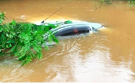 Carro cai em riacho e mulher morre afogada 