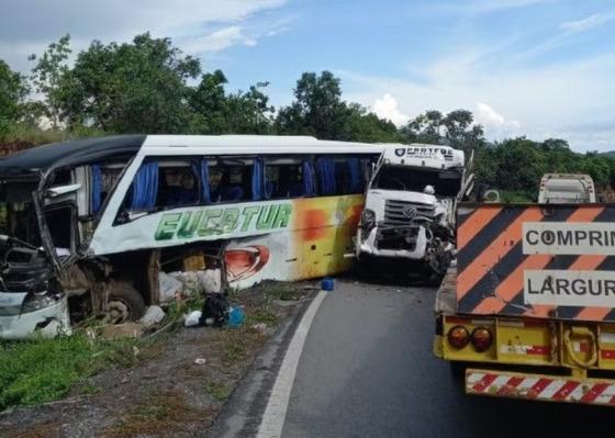 Acidente entre ônibus e caminhão deixa 19 pessoas feridas na BR-070