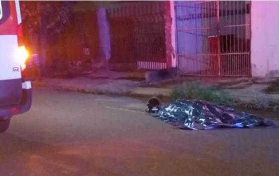 Motociclista morre ao desviar de buraco e cair em via pública 