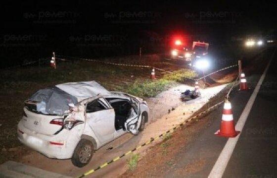 Criança morre e dois ficam feridos após carro capotar na BR-163