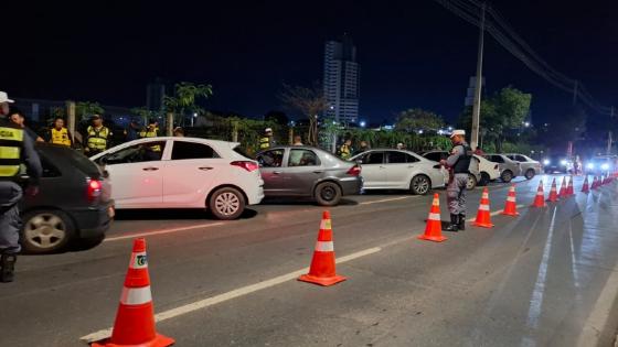 Oito pessoas são presas durante blitz em Cuiabá.