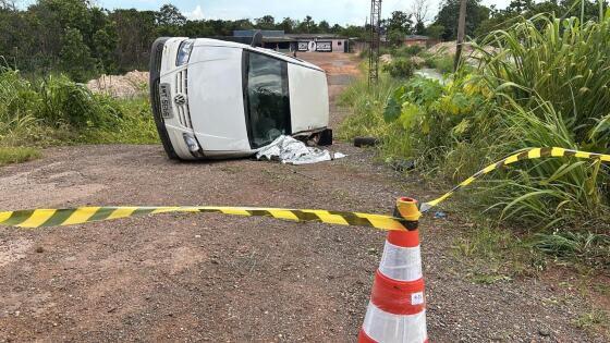 Idoso morre após colidir carro contra caminhão e cair de barranco 