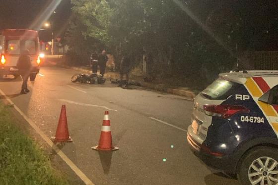 Mulher morre após perder controle e colidir moto em meio-fio