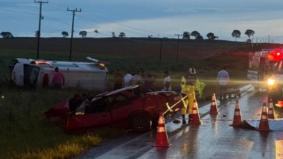 Idoso morre e quatro pessoas ficam feridas em acidente envolvendo ambulância.