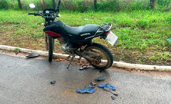 Adolescente morre após irmão gêmeo colidir moto contra carro