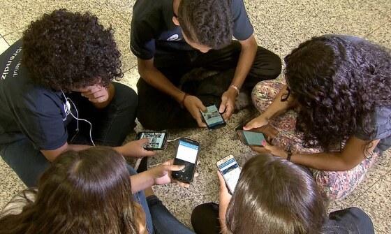 MEC discute diretrizes para a proibição do uso de celulares nas escolas