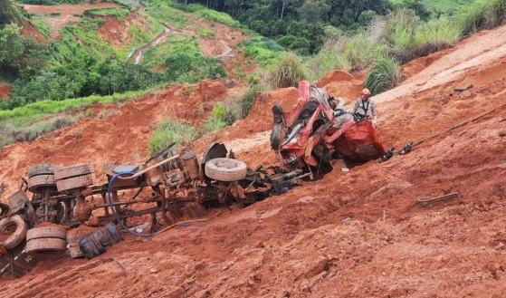 Caminhão cai em ribanceira e mulher morre presa às ferragens 